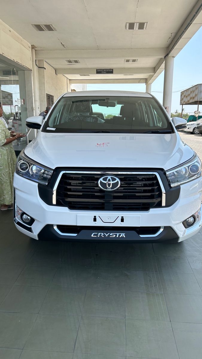 White Innova Crysta.jpg